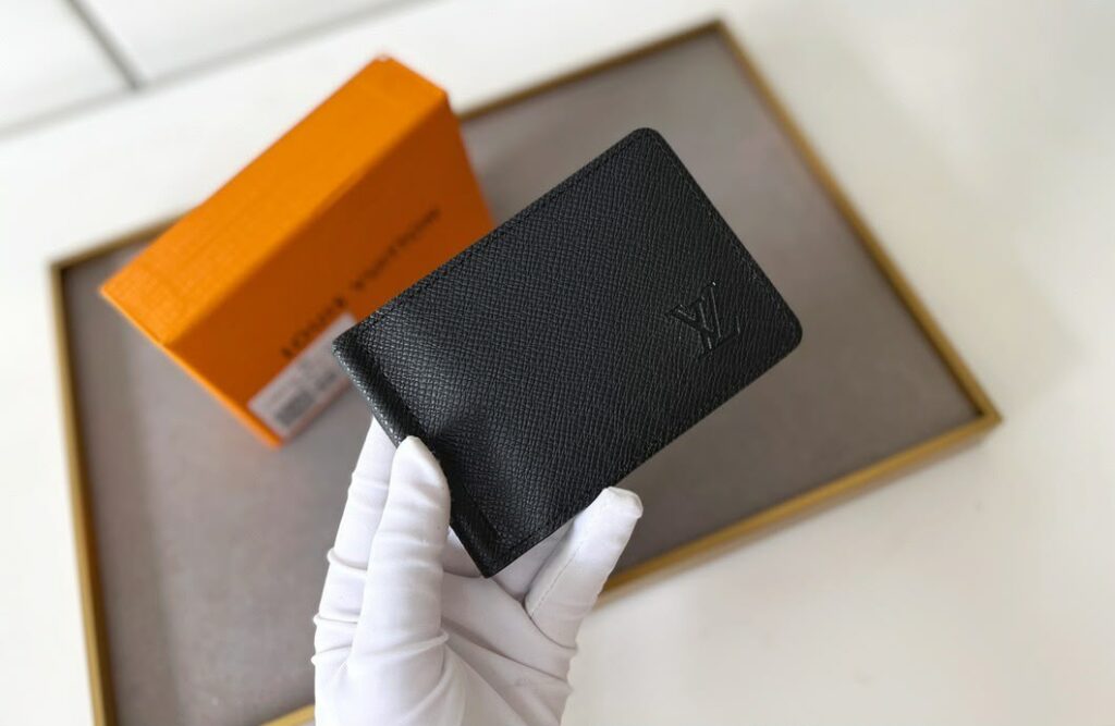 Portefeuille noir en cuir Taïga à monogramme