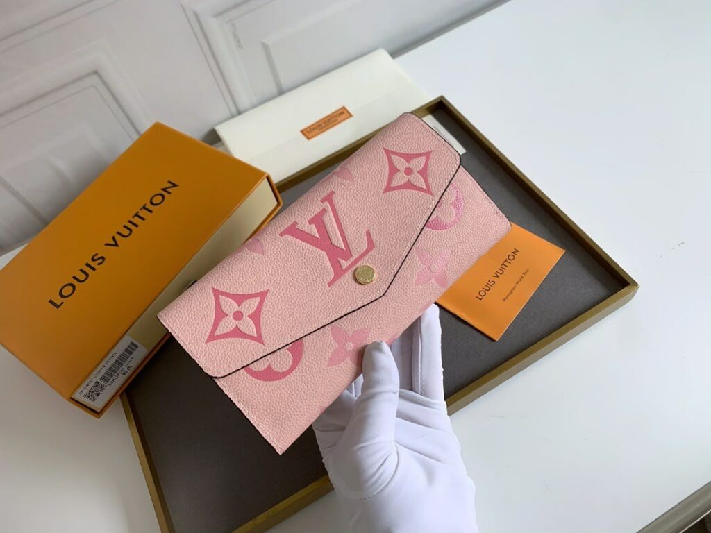 Portefeuille en cuir Monogram motif embossé bicolore rose et blanc