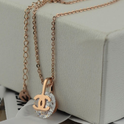 Pendentif logo et solitaire strass