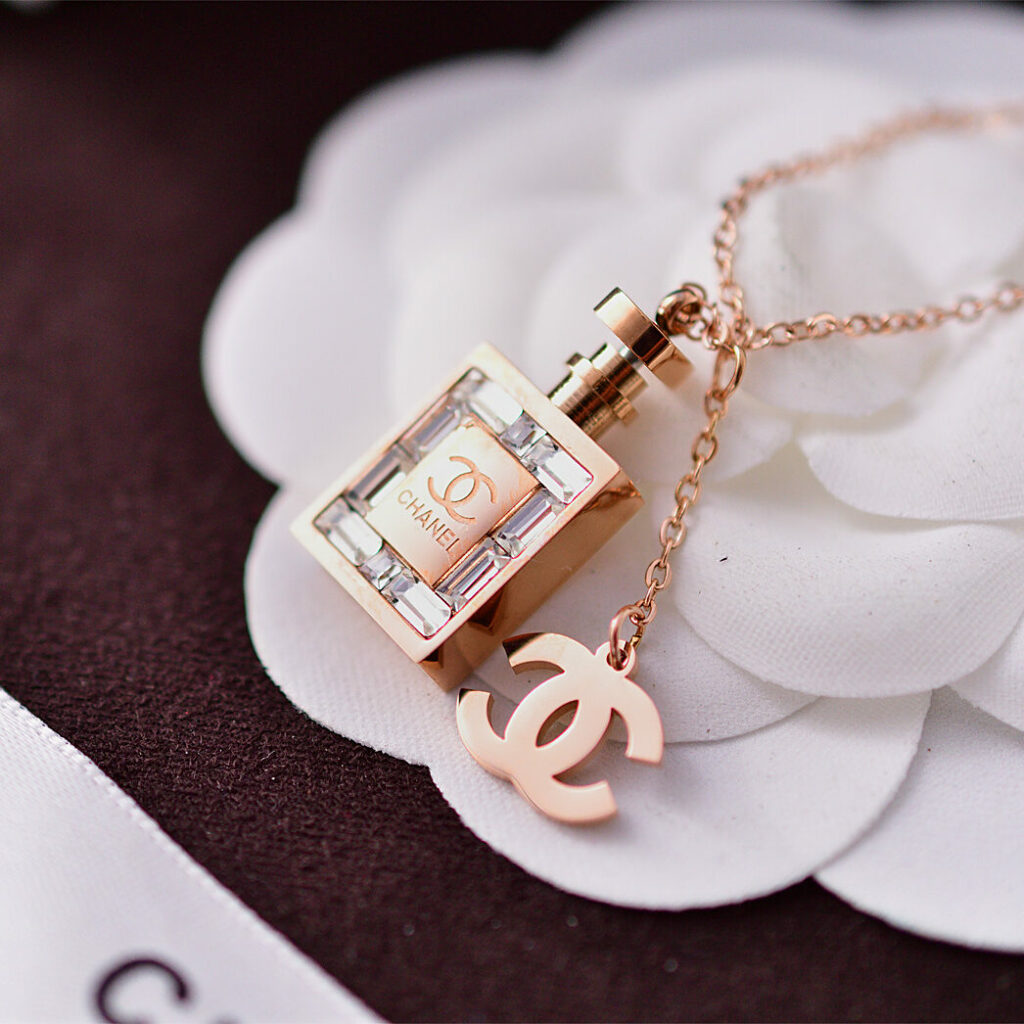 Pendentif Flacon de Parfum N°5 et breloque logo