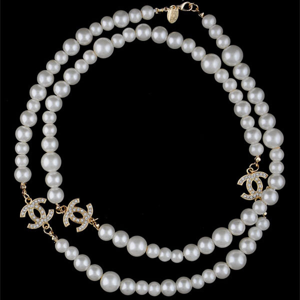 Sautoir à perles blanches et logo