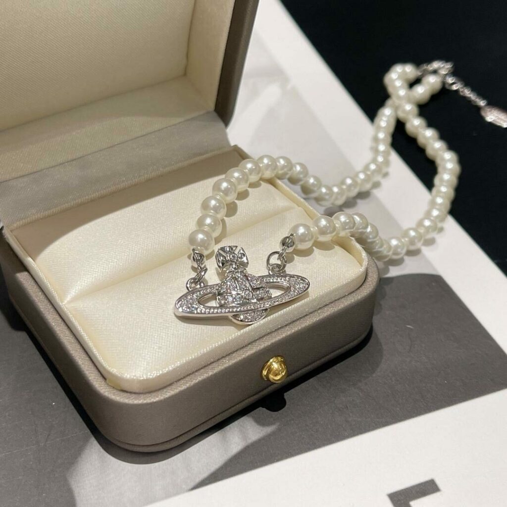 Collier de perles avec pendentif Orb