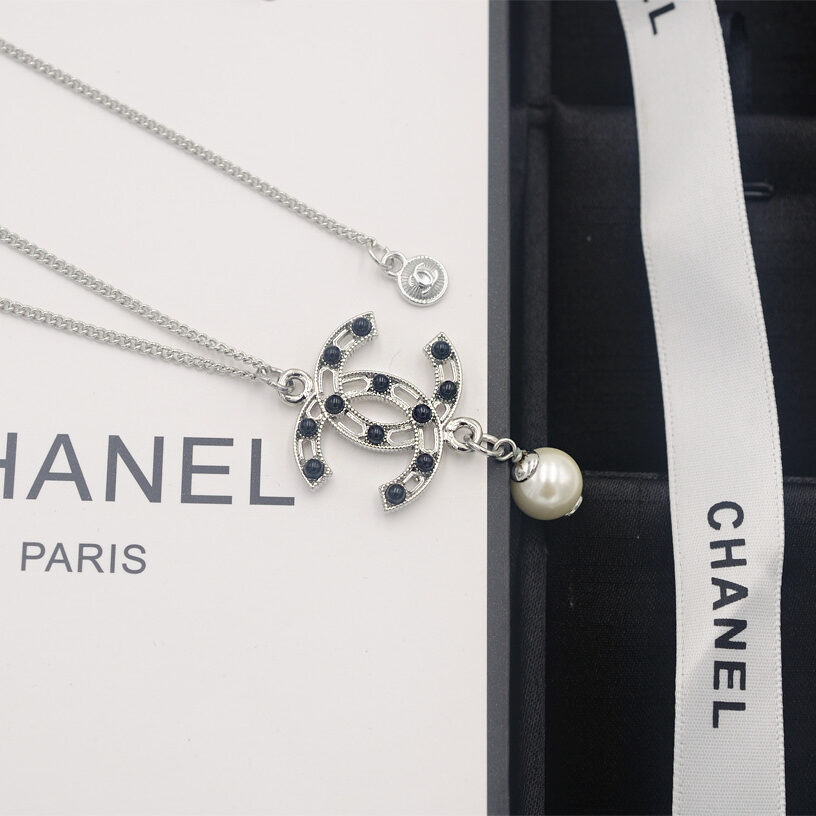 Pendentif logo ajouré orné de perles/cristaux noirs avec goutte perle nacrée