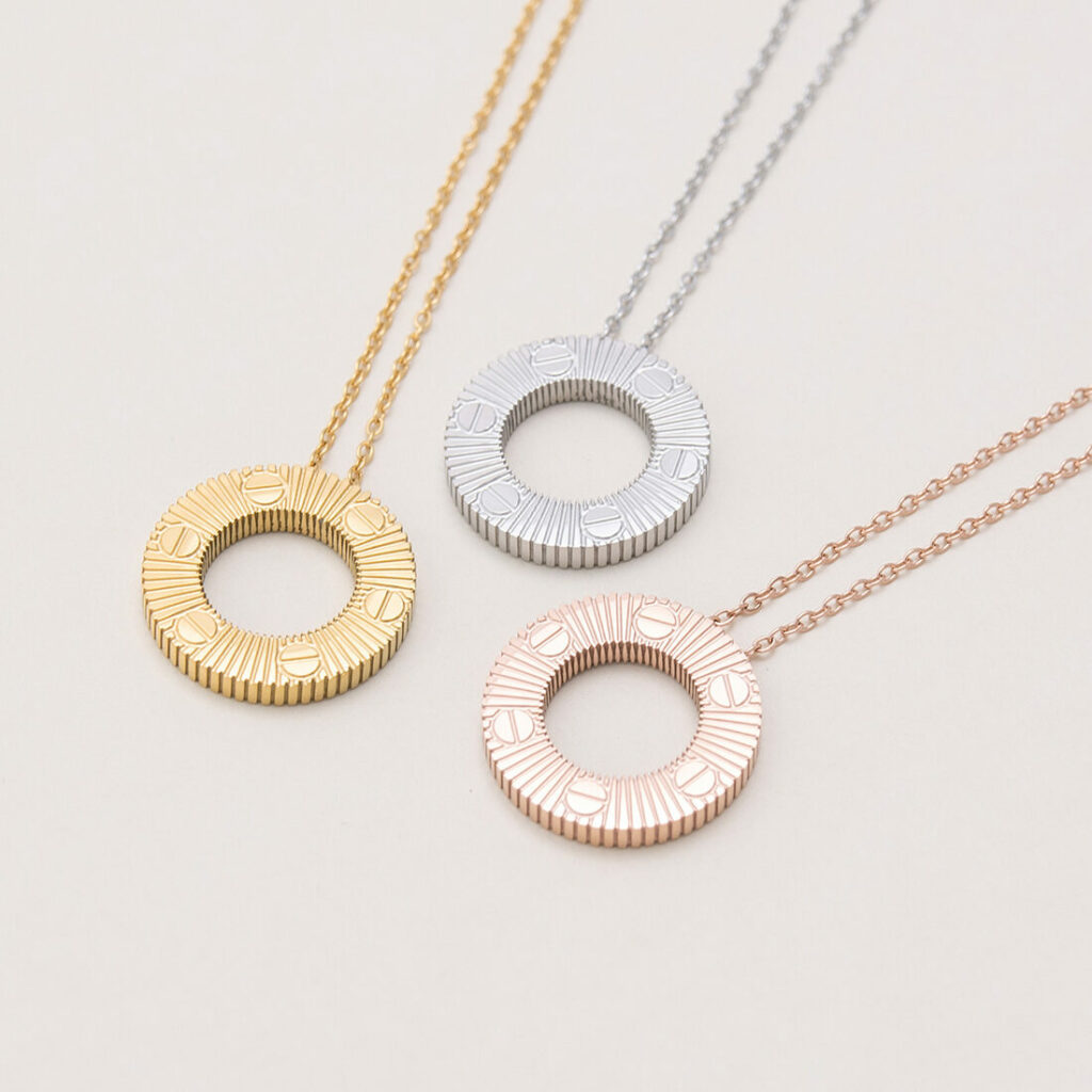 Pendentif LOVE cercle strié / disque gravé vis